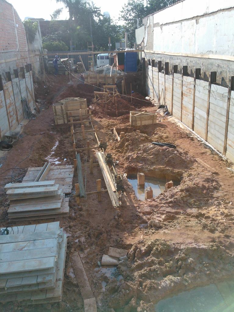 Obra de contenção com perfil metálico .